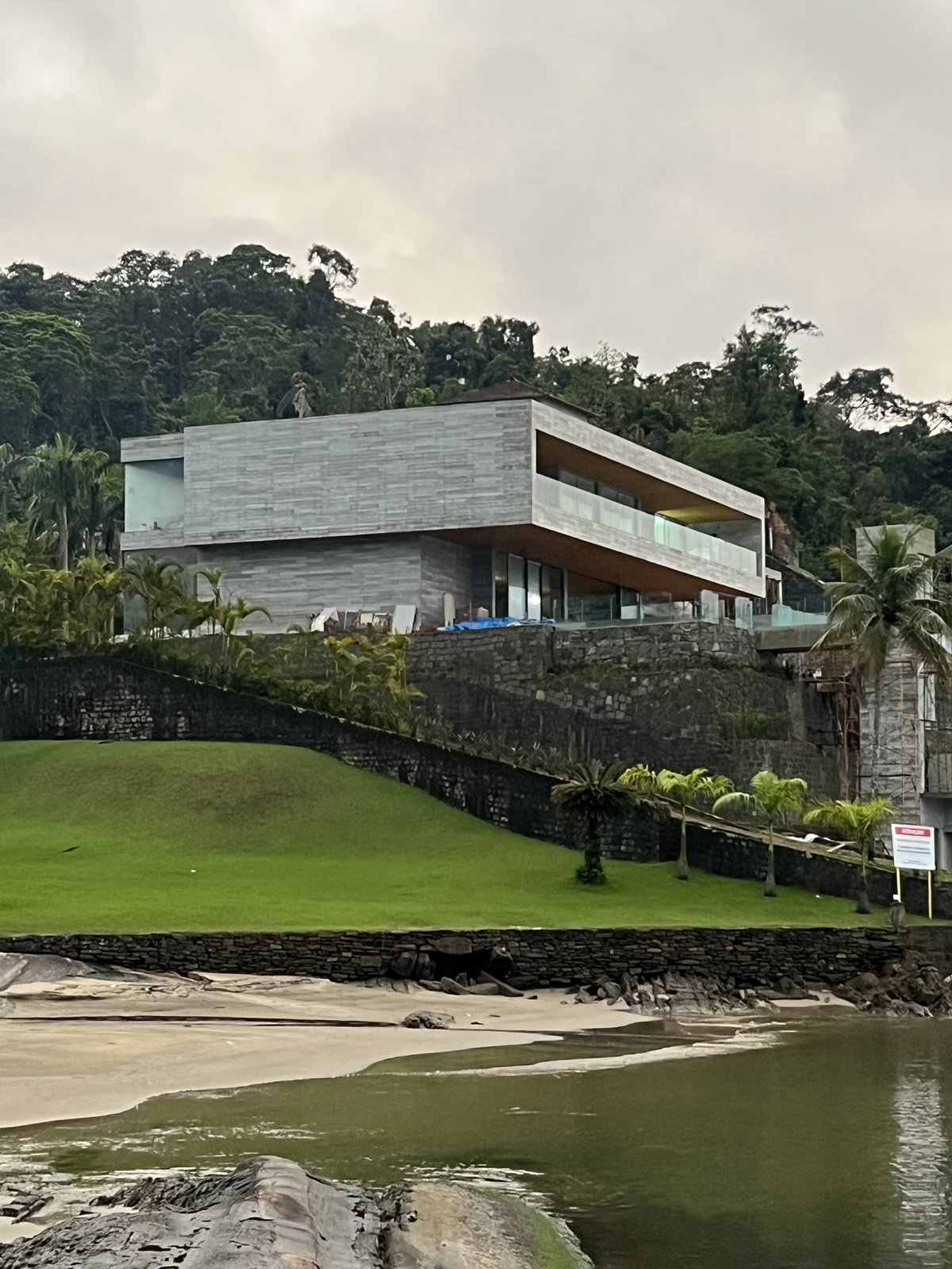 Vista panorâmica de residência de alto padrão construída pela E3 Engenharia